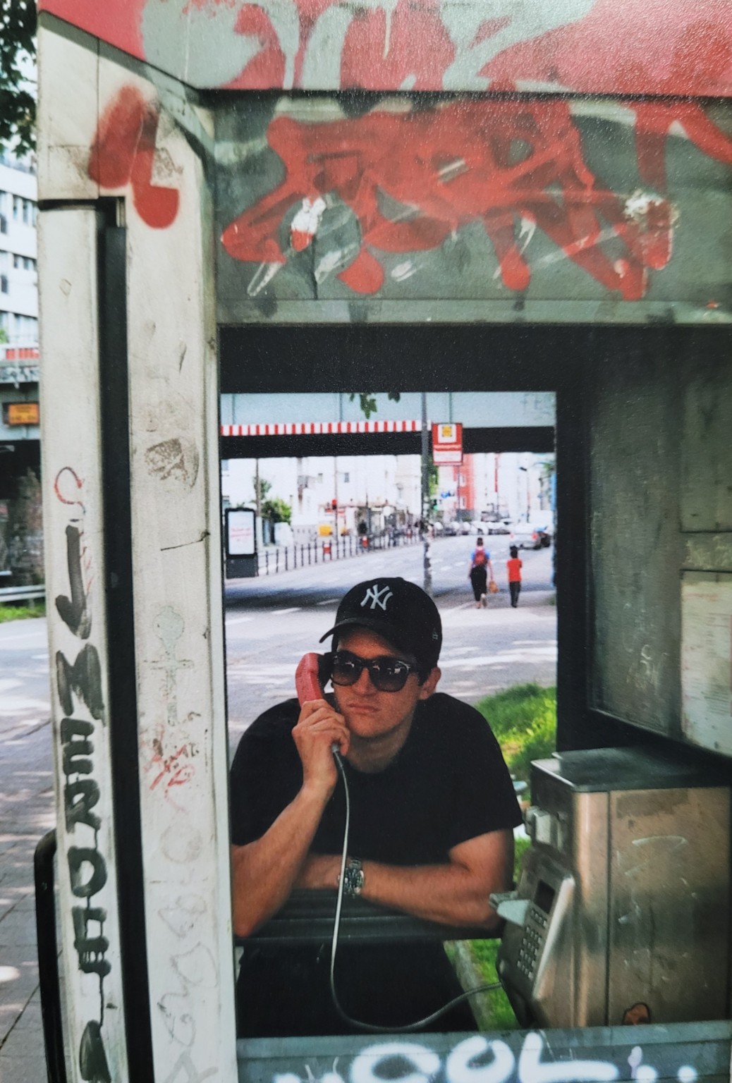 Mann in einer Telefonzelle