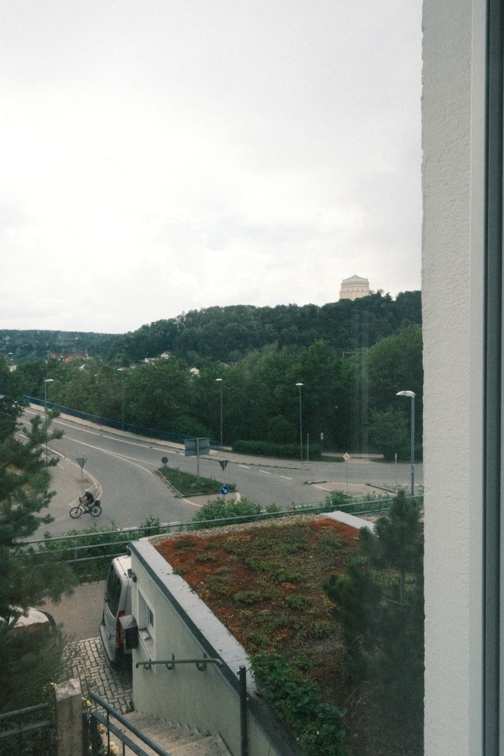 Blick aus einem Fenster über Straße und Landschaft