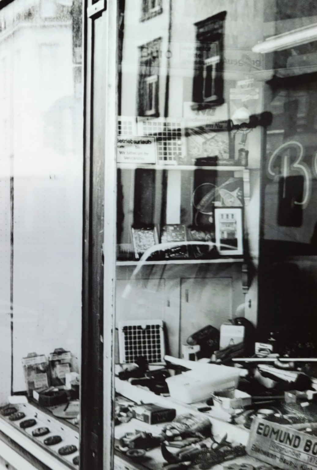 Schaufenster mit Spiegelungen und Innenraum