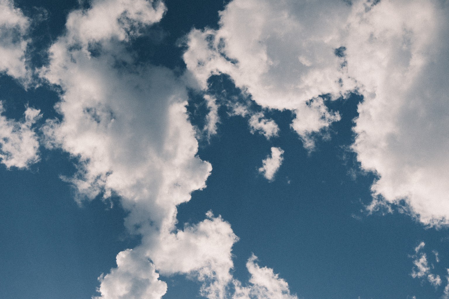 Wolkenformationen vor blauem Himmel