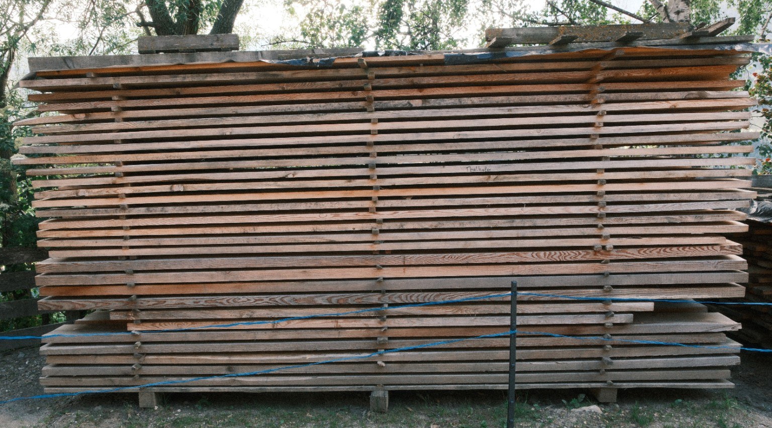 Gestapeltes Holz in horizontalen Schichten
