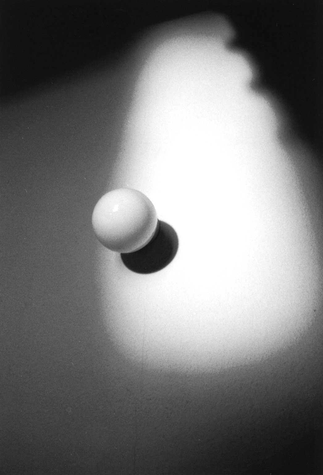 Kugel und Lichtform in Schwarzweiß