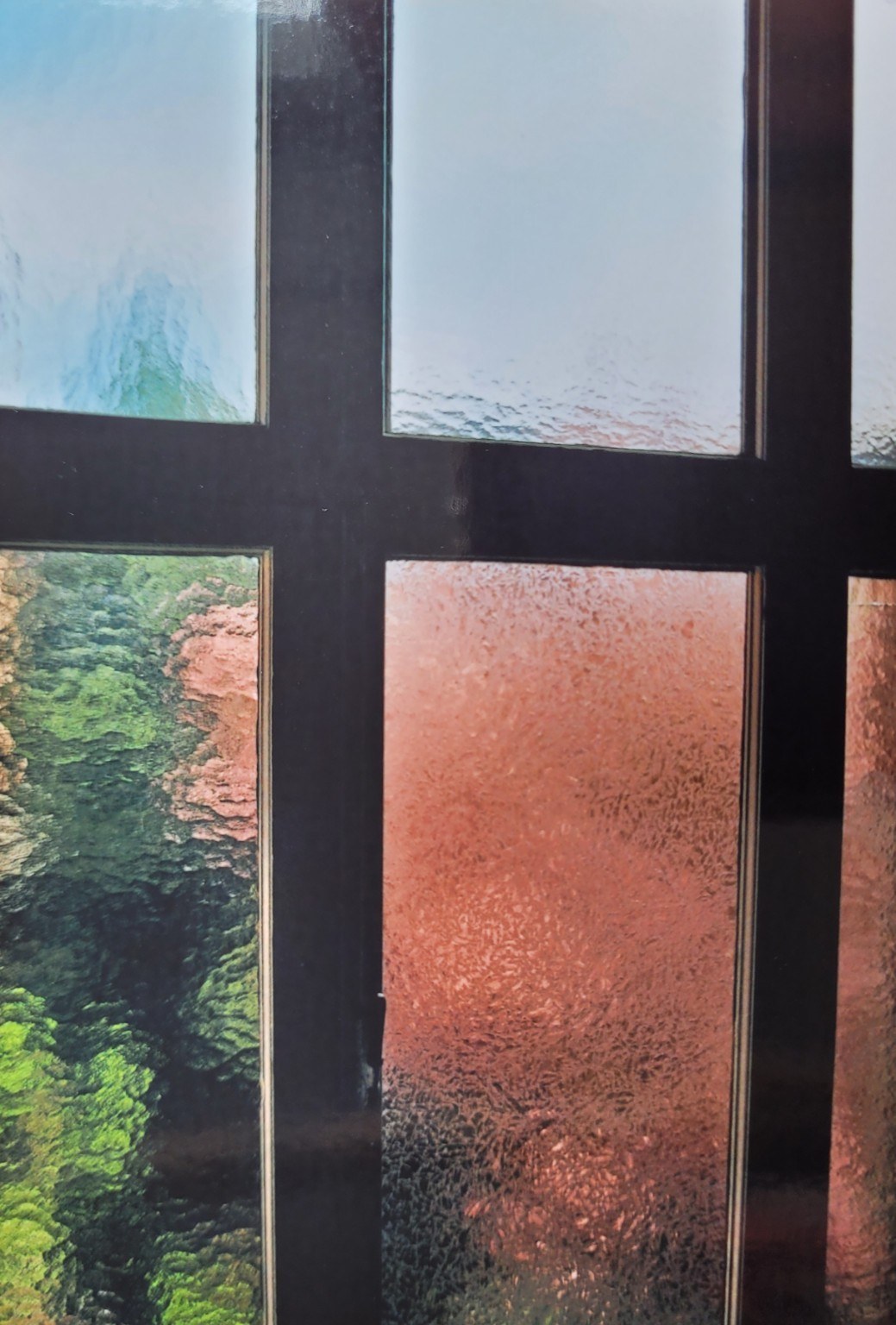 Geschlossenes Fenster mit farbigem Strukturglas