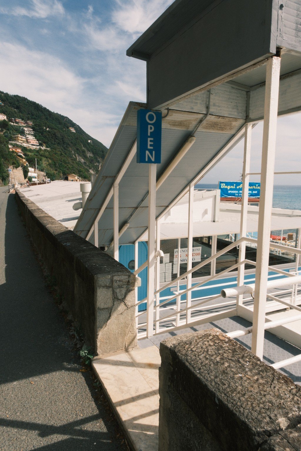 Strandbad mit Treppen, Geländern und OPEN-Schild