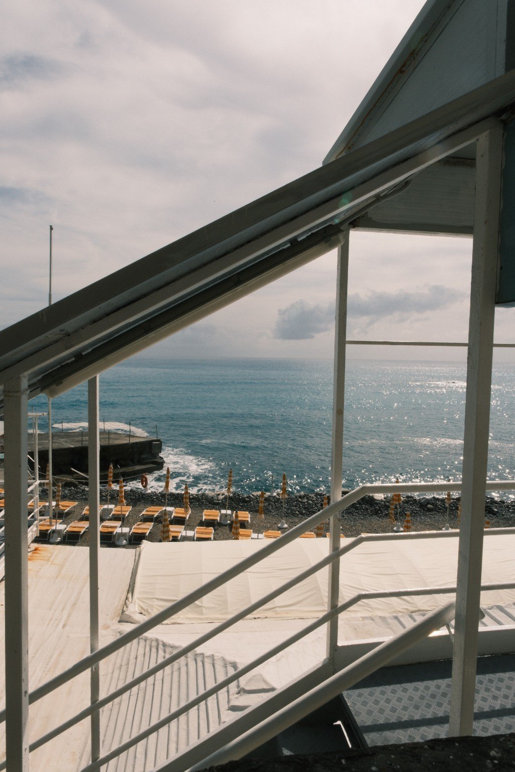 Blick durch die Architektur des Strandbads auf das Meer
