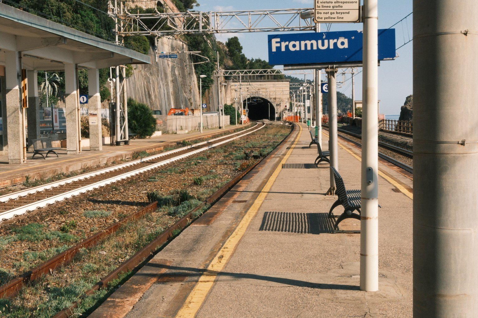 Bahnhof Framura mit Gleisen und Tunnel