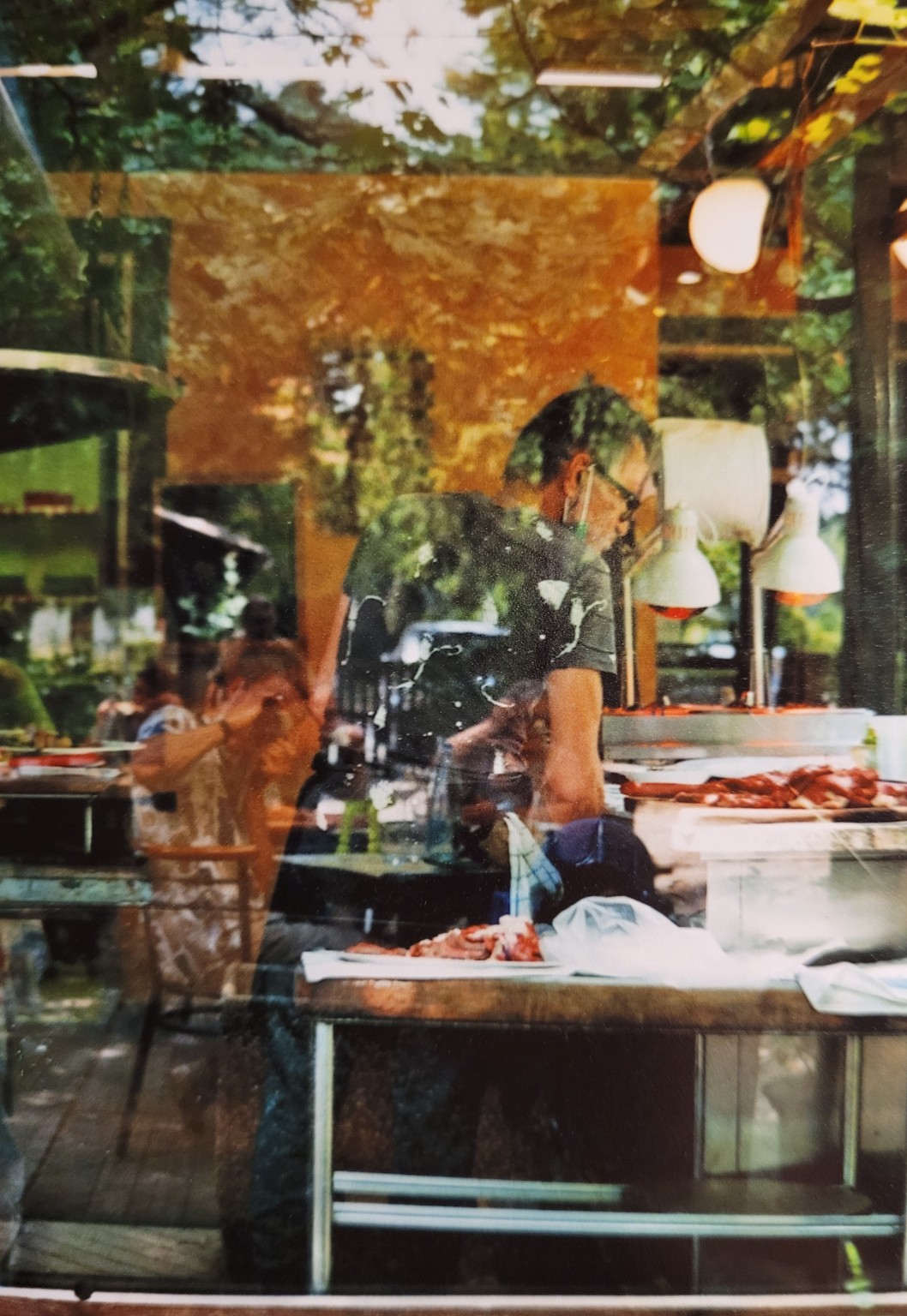 Restaurantfenster mit Spiegelungen und Überlagerungen
