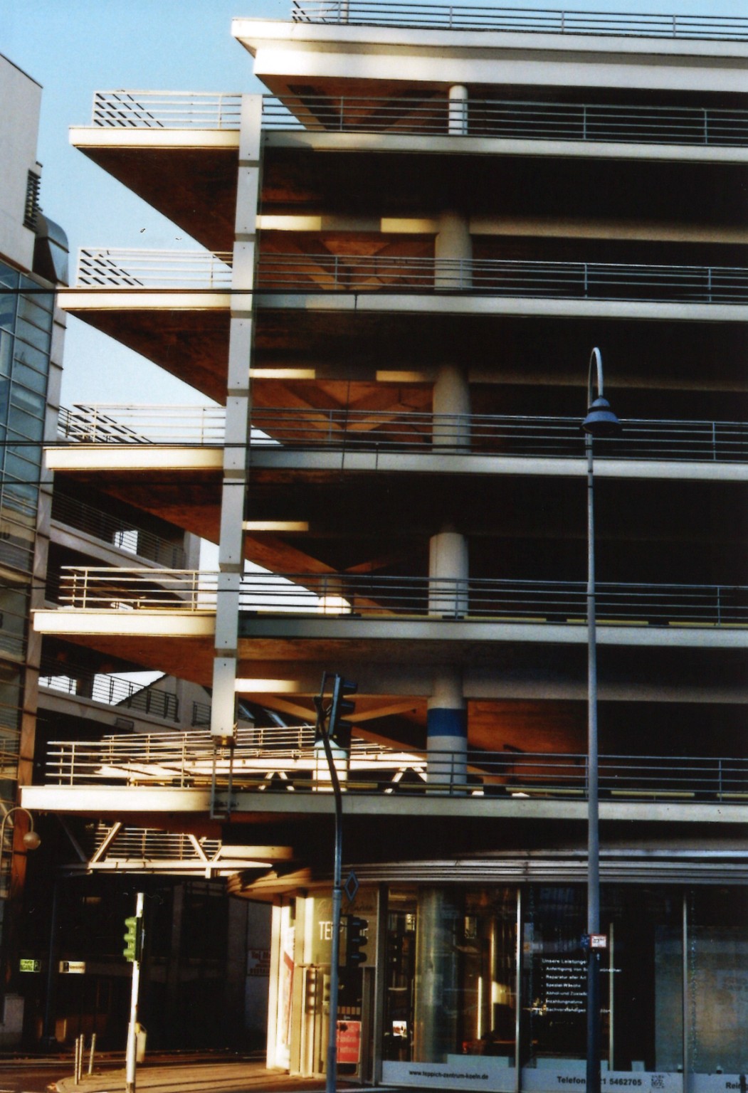 Architektur mit Balkonen, Linien und Schatten