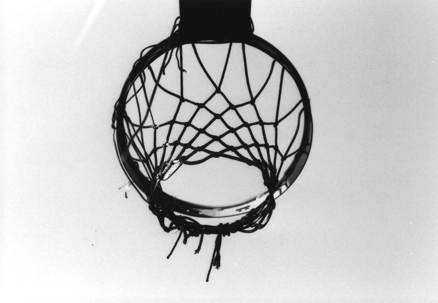 Schwarzweißaufnahme eines Basketballkorbs von unten