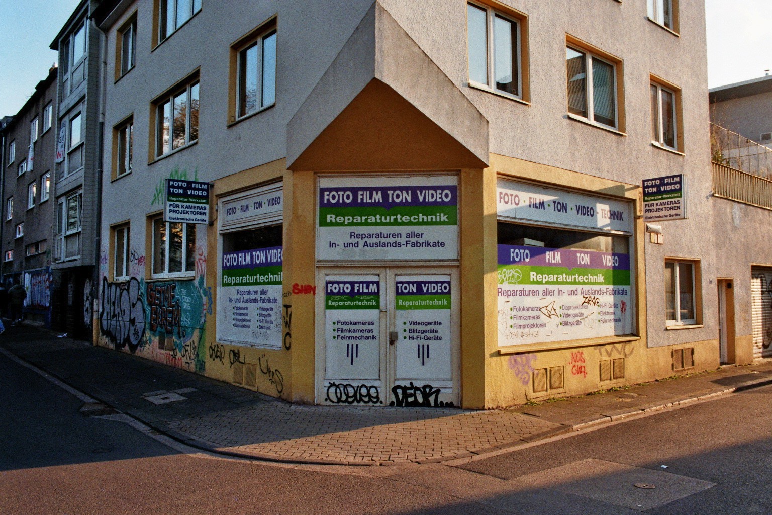 Straßenecke mit altem Laden für Foto, Film, Ton und Video